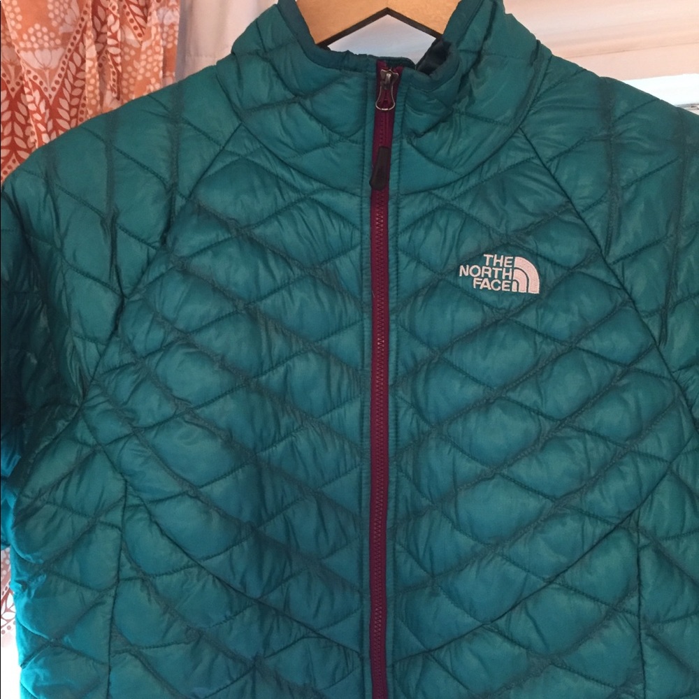 Medium Women’s North Face thermoball puffer